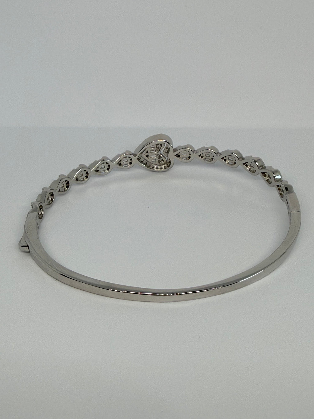 Crystal Heart Bangle Bracelet / Pulsera Rígida con Corazón de Cristales