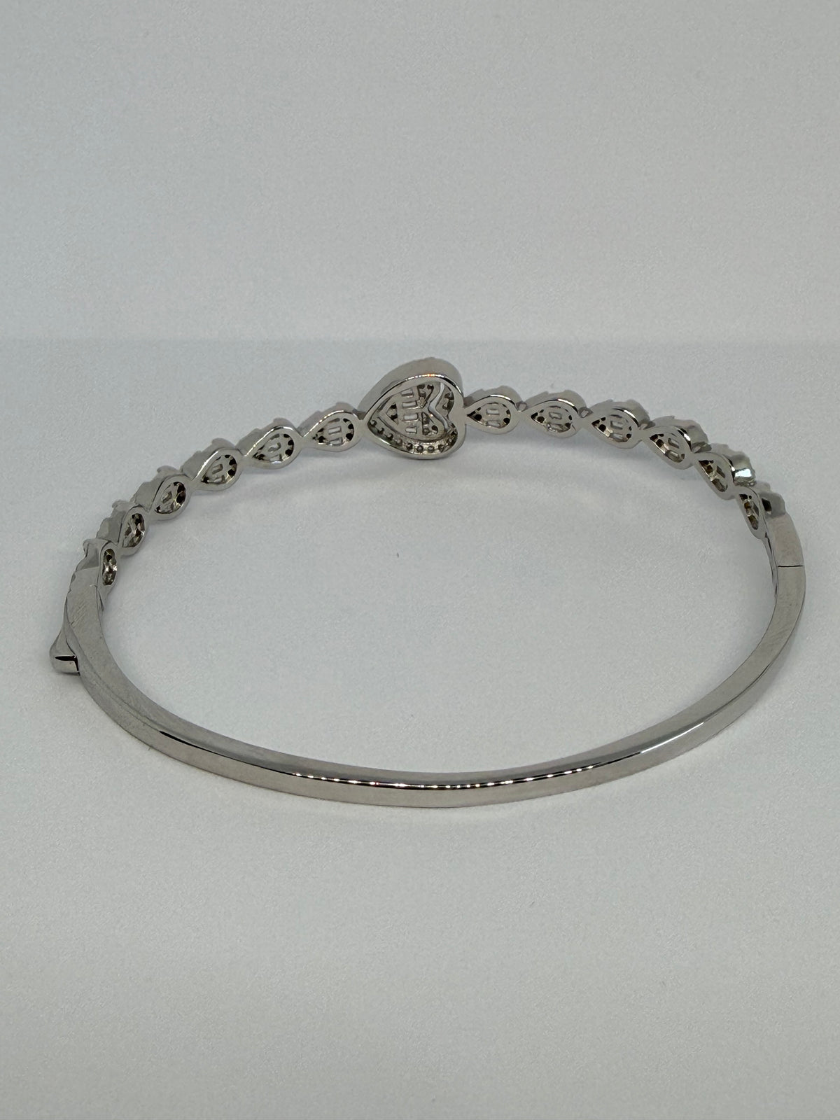 Crystal Heart Bangle Bracelet / Pulsera Rígida con Corazón de Cristales
