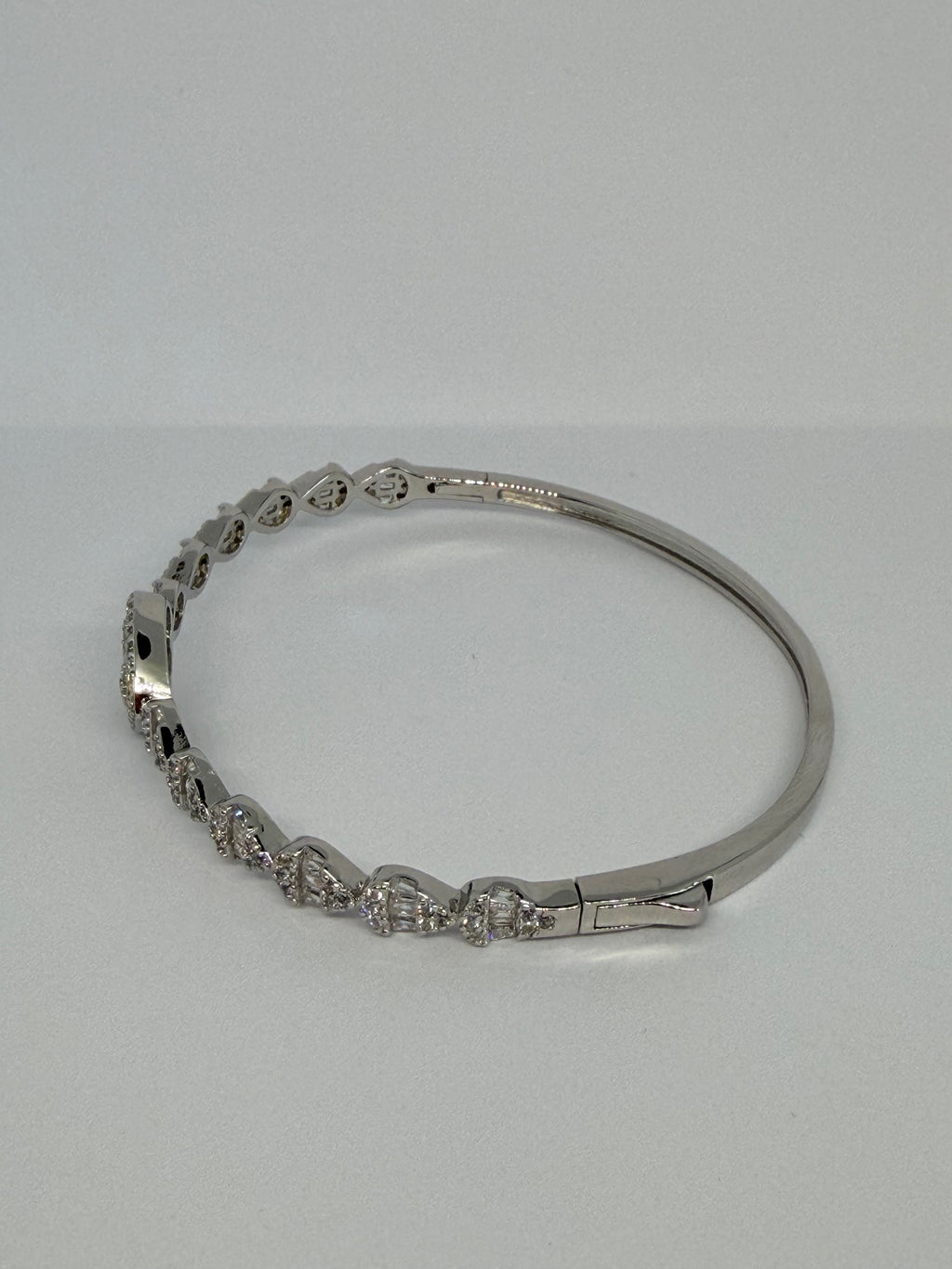 Crystal Heart Bangle Bracelet / Pulsera Rígida con Corazón de Cristales