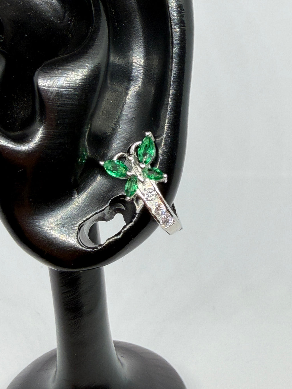 Green Butterfly Crystal Hoop Earrings / Aretes Argolla con Mariposa de Cristales Verdes
