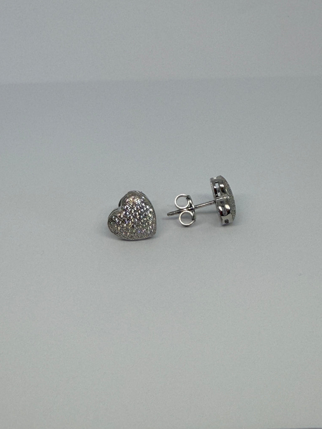 Crystal Pavé Heart Stud Earrings / Aretes Stud Corazón Pavé de Cristales