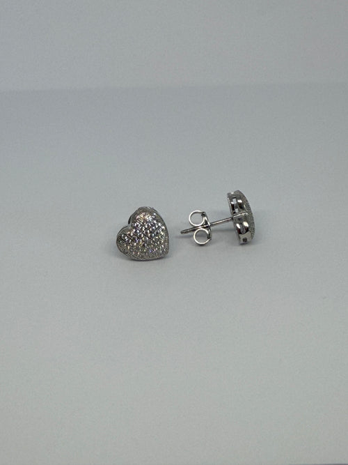 Crystal Pavé Heart Stud Earrings / Aretes Stud Corazón Pavé de Cristales