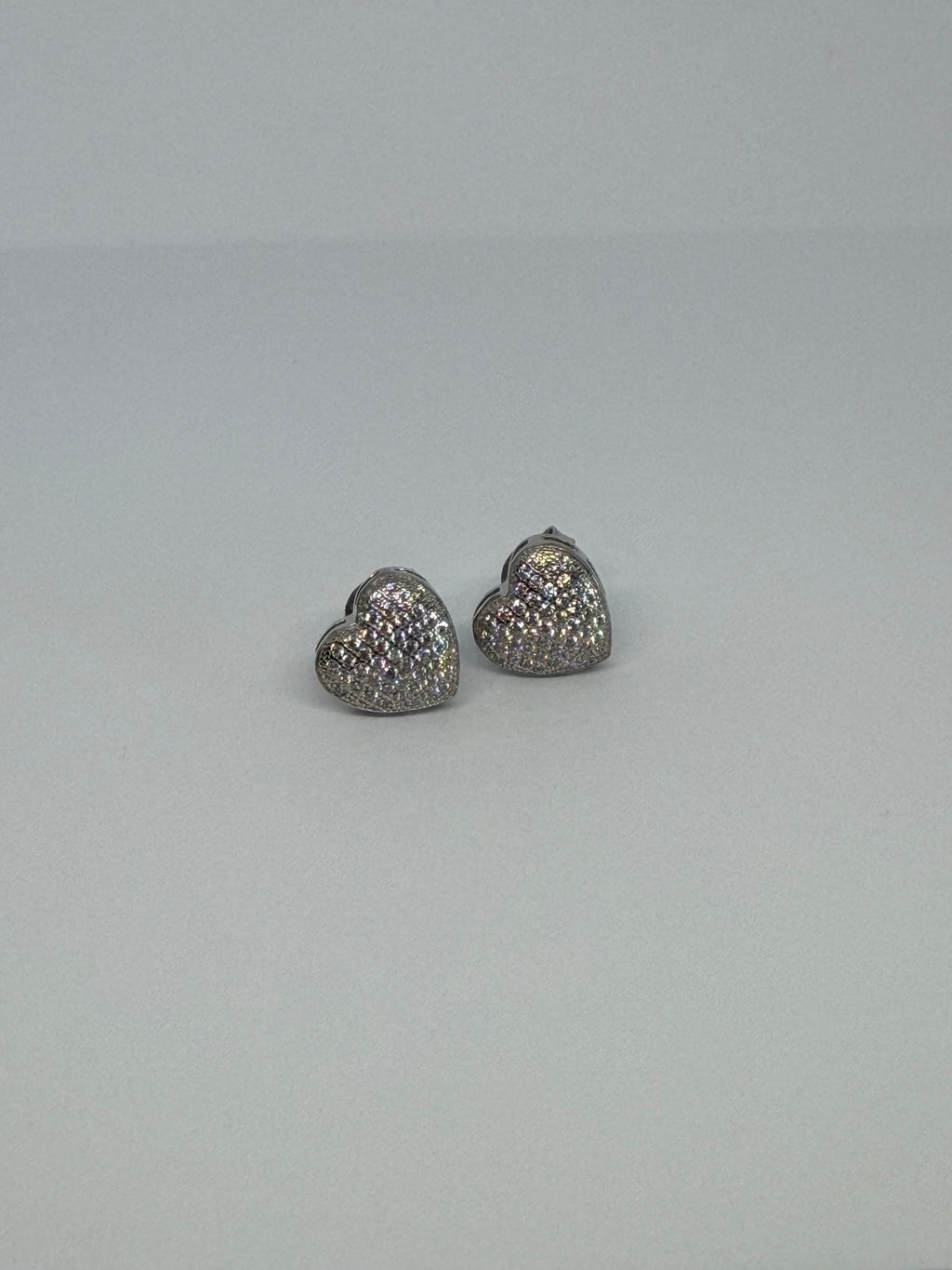 Crystal Pavé Heart Stud Earrings / Aretes Stud Corazón Pavé de Cristales