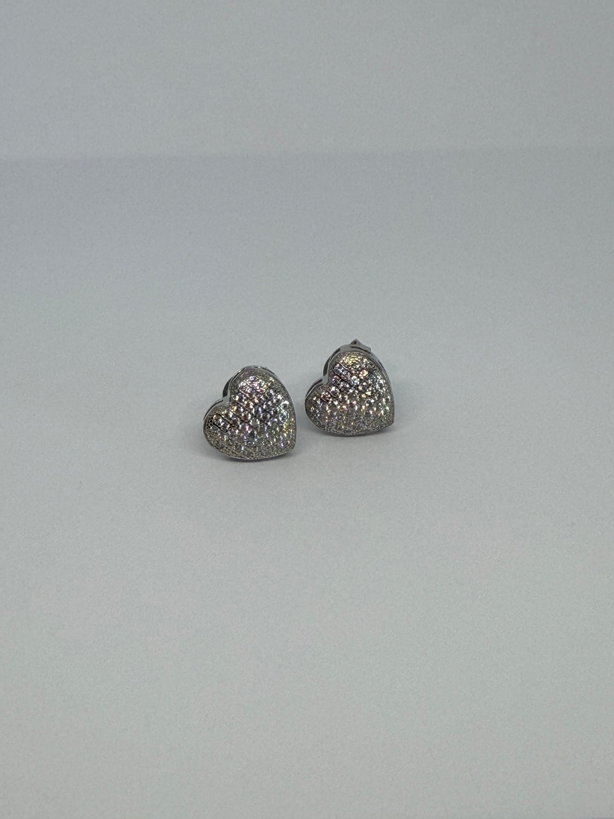 Crystal Pavé Heart Stud Earrings / Aretes Stud Corazón Pavé de Cristales