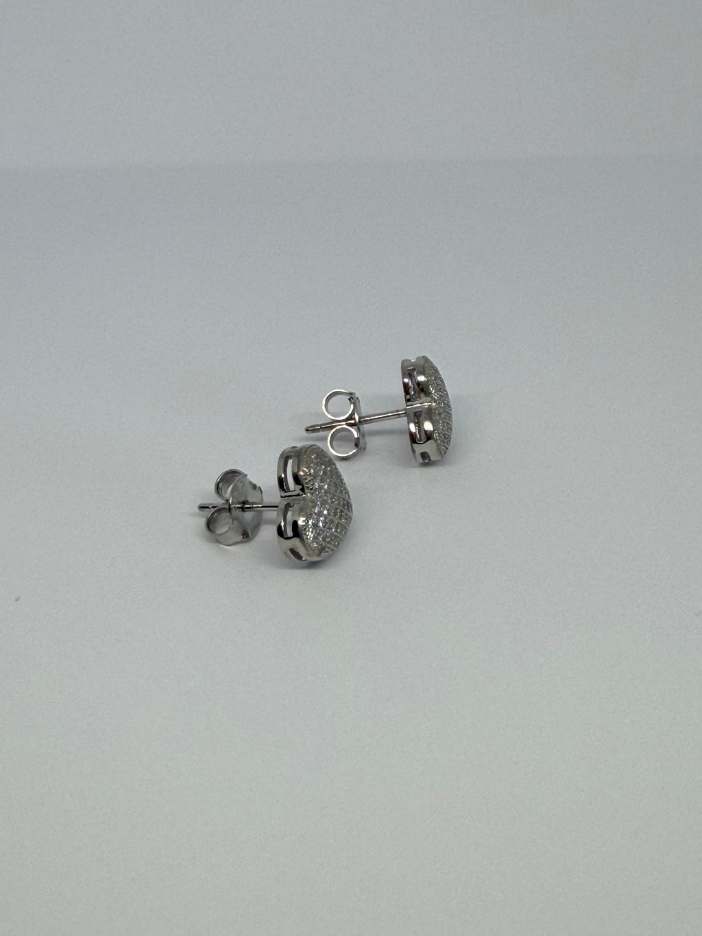 Crystal Pavé Heart Stud Earrings / Aretes Stud Corazón Pavé de Cristales