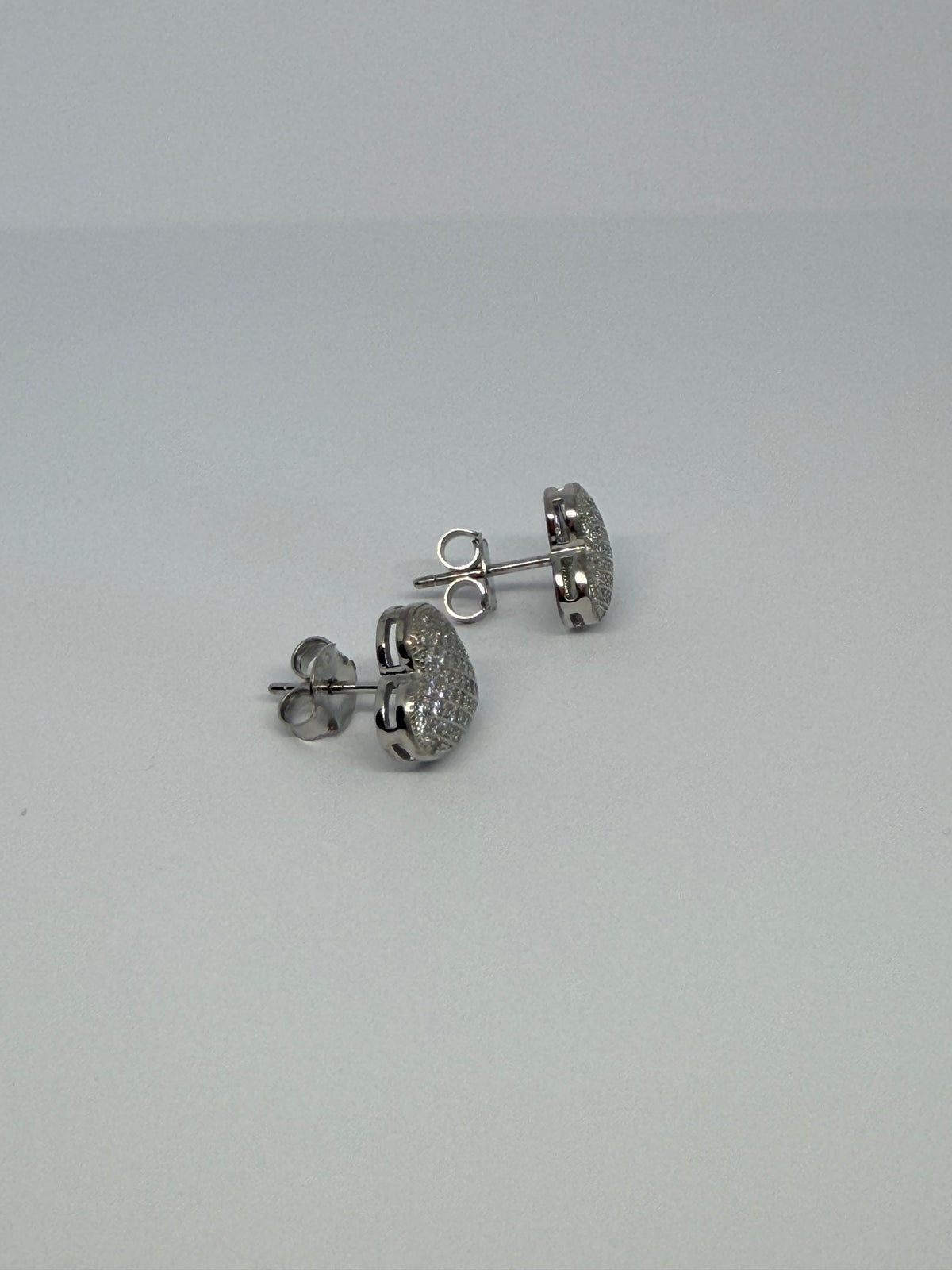 Crystal Pavé Heart Stud Earrings / Aretes Stud Corazón Pavé de Cristales