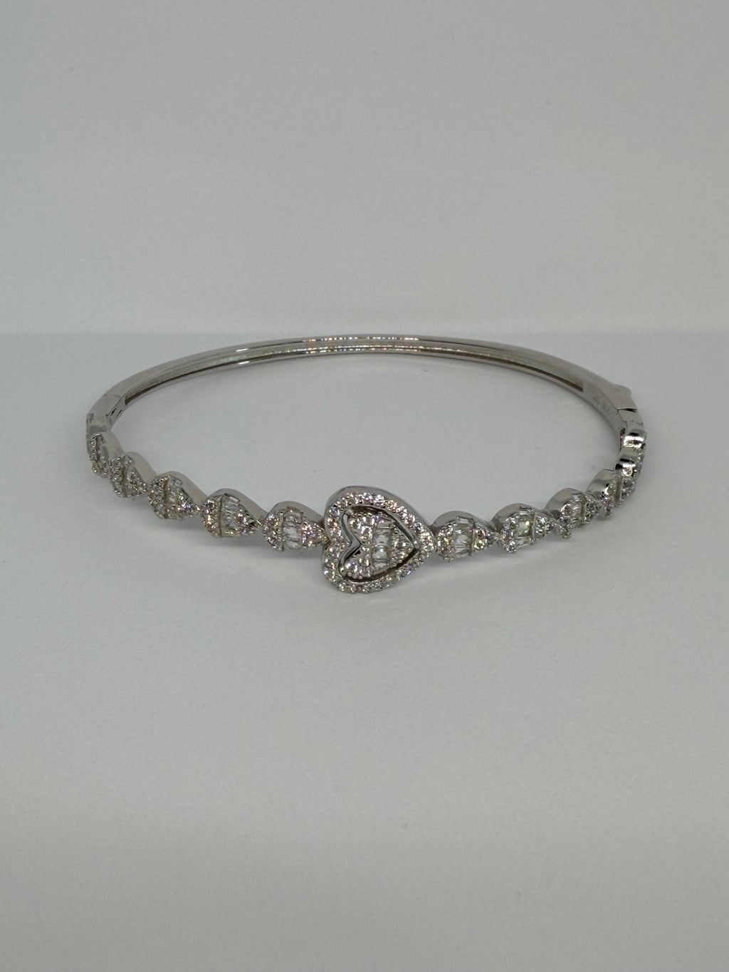 Crystal Heart Bangle Bracelet / Pulsera Rígida con Corazón de Cristales