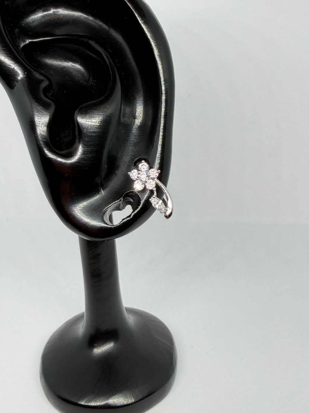 White Flower Crystal Hoop Earrings / Aretes Argolla con Flor de Cristales Blancos