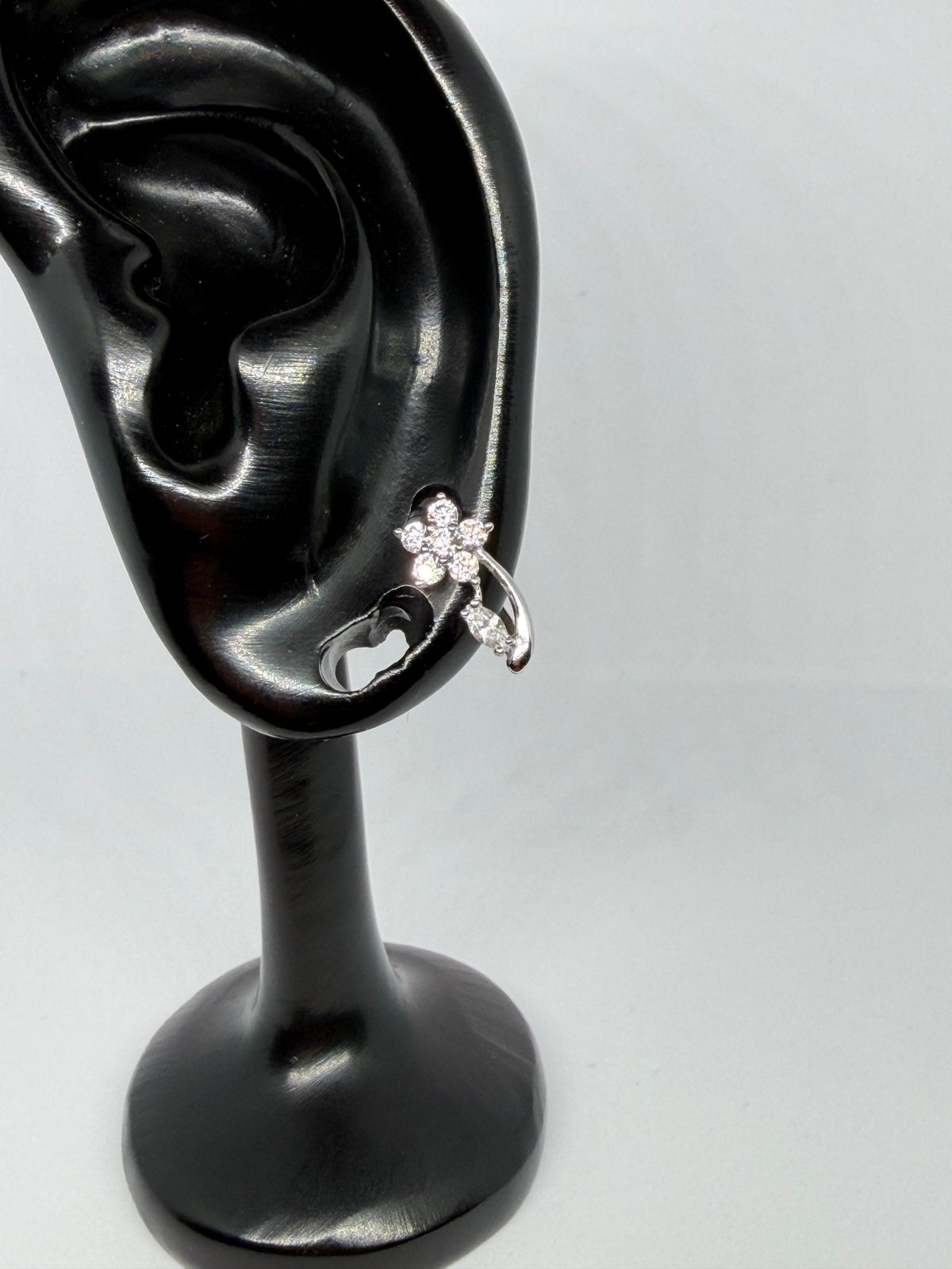 White Flower Crystal Hoop Earrings / Aretes Argolla con Flor de Cristales Blancos