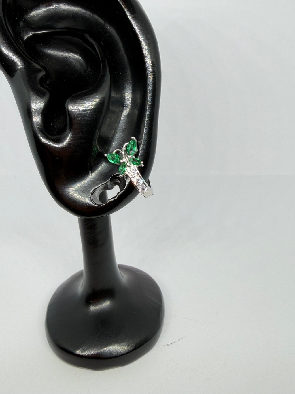 Green Butterfly Crystal Hoop Earrings / Aretes Argolla con Mariposa de Cristales Verdes