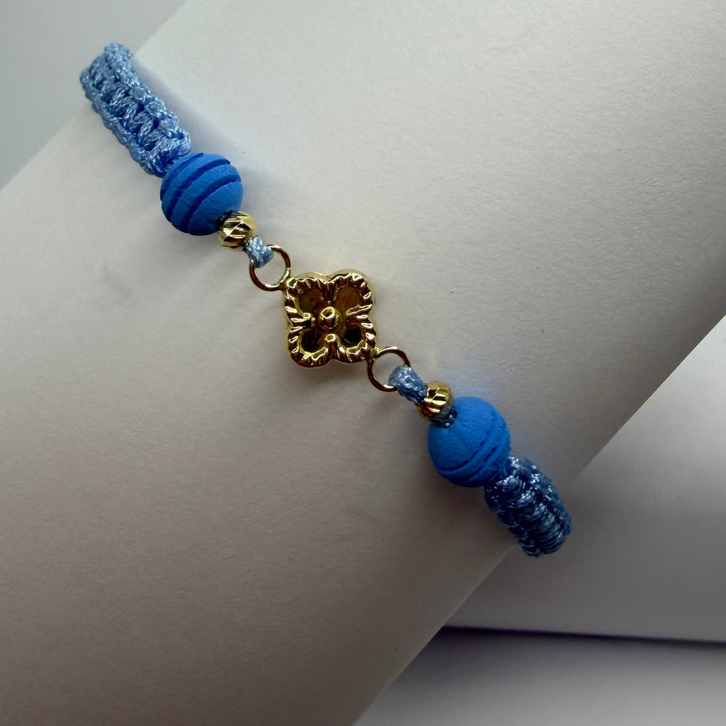 Lucky Clover Bracelet — 18K Gold Charm, Sky Blue | Pulsera Trébol de la Suerte — Oro 18K, Azul Cielo