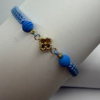 Lucky Clover Bracelet — 18K Gold Charm, Sky Blue | Pulsera Trébol de la Suerte — Oro 18K, Azul Cielo