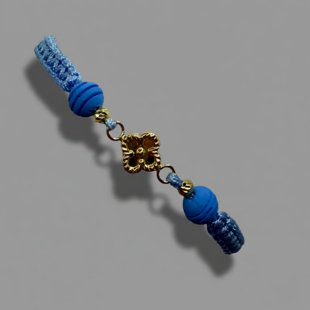 Lucky Clover Bracelet — 18K Gold Charm, Sky Blue | Pulsera Trébol de la Suerte — Oro 18K, Azul Cielo