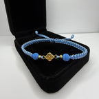 Lucky Clover Bracelet — 18K Gold Charm, Sky Blue | Pulsera Trébol de la Suerte — Oro 18K, Azul Cielo