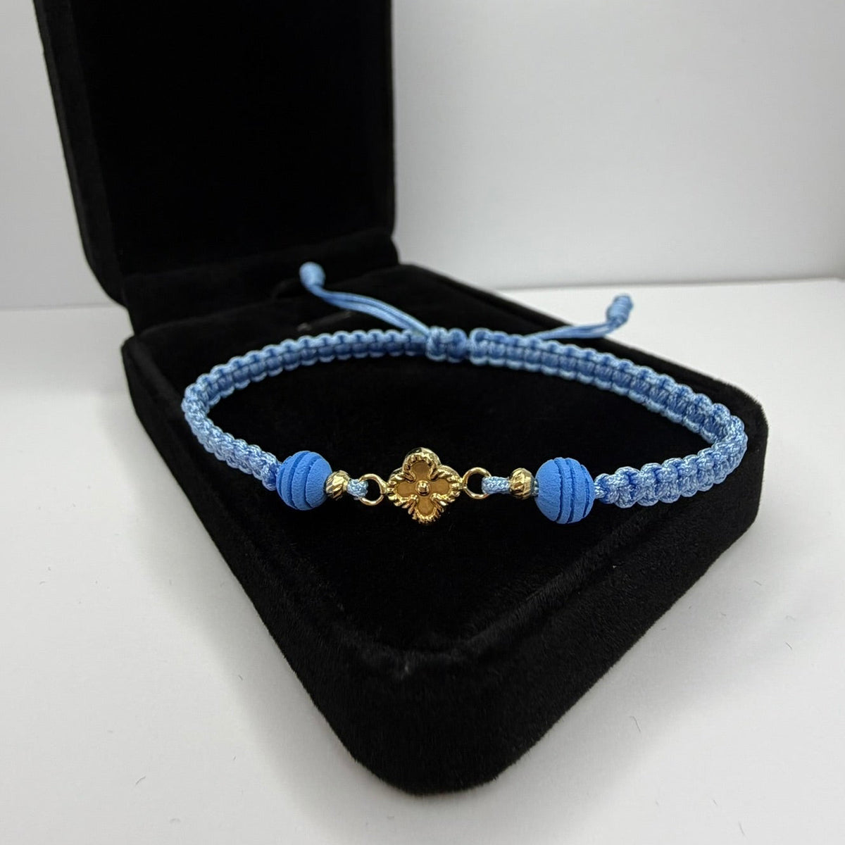 Lucky Clover Bracelet — 18K Gold Charm, Sky Blue | Pulsera Trébol de la Suerte — Oro 18K, Azul Cielo