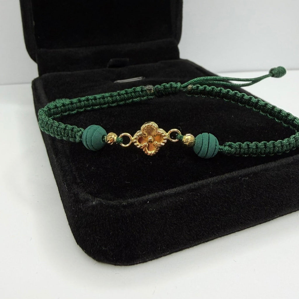Lucky Clover Bracelet — 18K Gold Charm, Emerald Green | Pulsera Trébol de la Suerte — Oro 18K, Verde Esmeralda