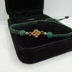 Lucky Clover Bracelet — 18K Gold Charm, Emerald Green | Pulsera Trébol de la Suerte — Oro 18K, Verde Esmeralda