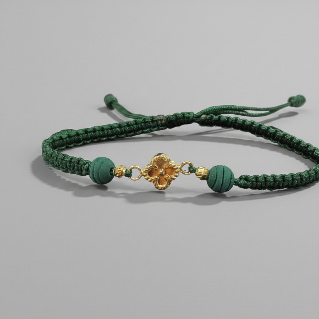 Lucky Clover Bracelet — 18K Gold Charm, Emerald Green | Pulsera Trébol de la Suerte — Oro 18K, Verde Esmeralda